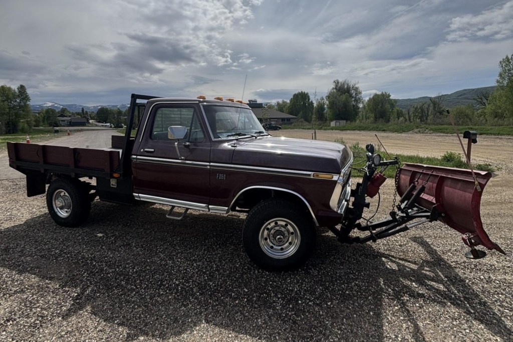 1973 Ford F-250 Ranger Highboy Flatbed 4×4 4-Speed w/Snow Plow at No Reserve